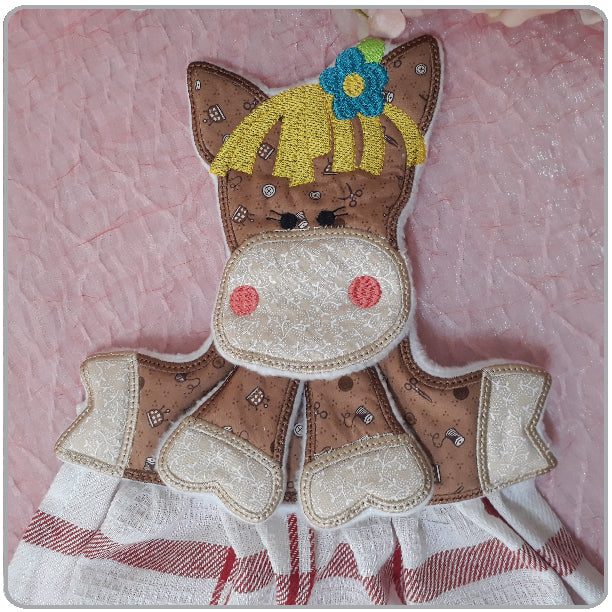 EW199 ITH Farm Animal Snap Towel Toppers
