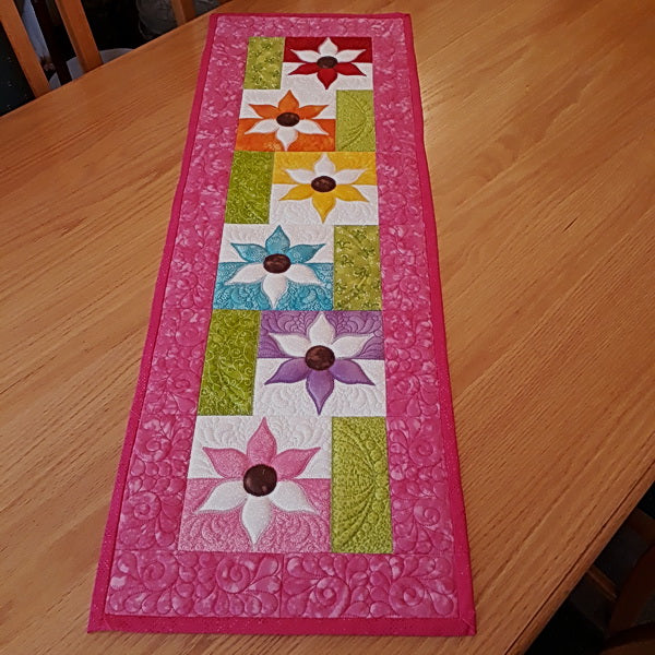 EW207 Quilted Flower Table Runner