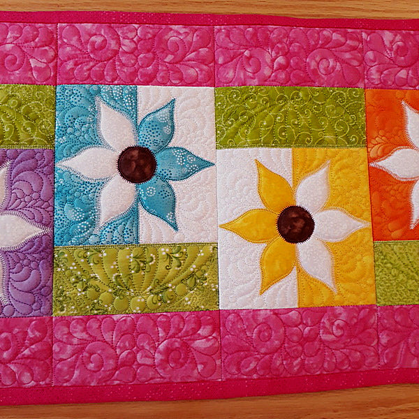 EW207 Quilted Flower Table Runner