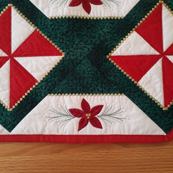 EW224 Peppermint Candy 2 Quilted Table Runner