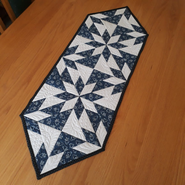 EW230 IHQ Large Hunter Star Table Runner
