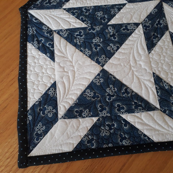 EW230 IHQ Large Hunter Star Table Runner