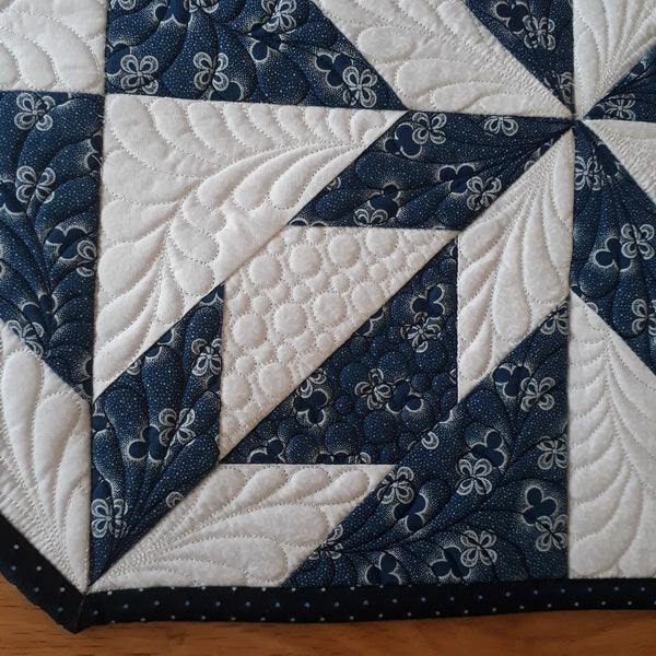 EW230 IHQ Large Hunter Star Table Runner