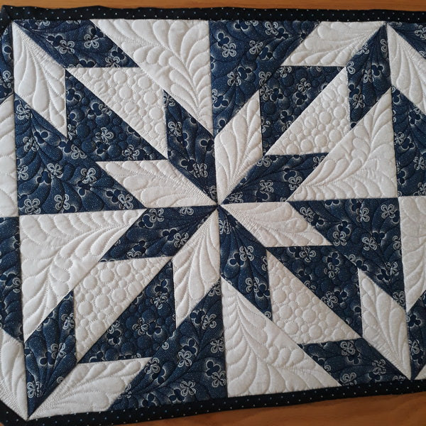 EW230 IHQ Large Hunter Star Table Runner