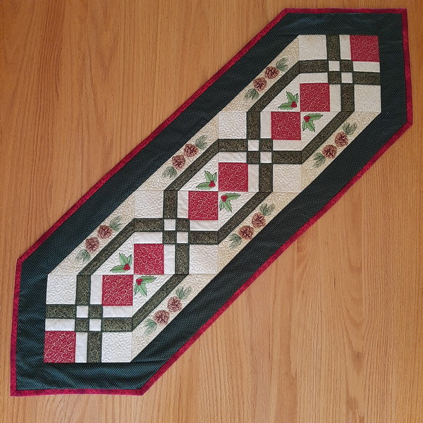 EW231 IHQ Pinecone Christmas Table Runner