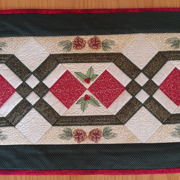 EW231 IHQ Pinecone Christmas Table Runner