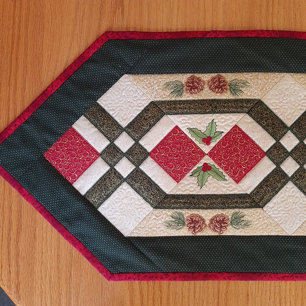 EW231 IHQ Pinecone Christmas Table Runner
