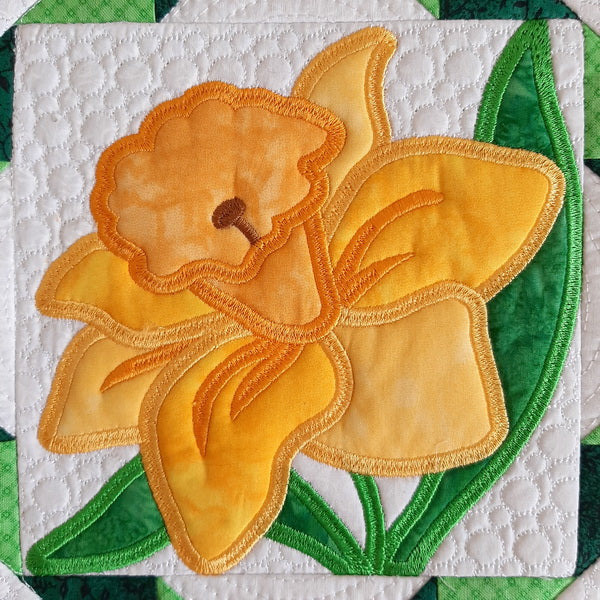EW252 Quilted Daffodil Table Runner