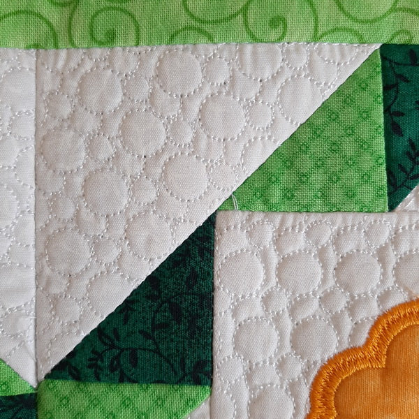 EW252 Quilted Daffodil Table Runner