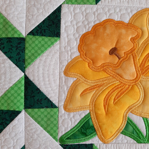 EW252 Quilted Daffodil Table Runner