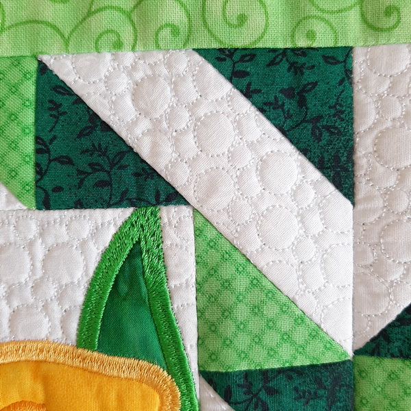 EW252 Quilted Daffodil Table Runner