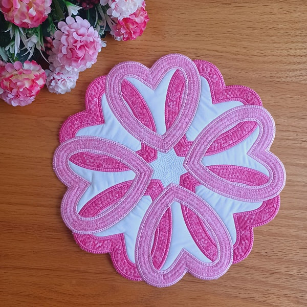 EW343 ITH Hearts Galore Table Topper