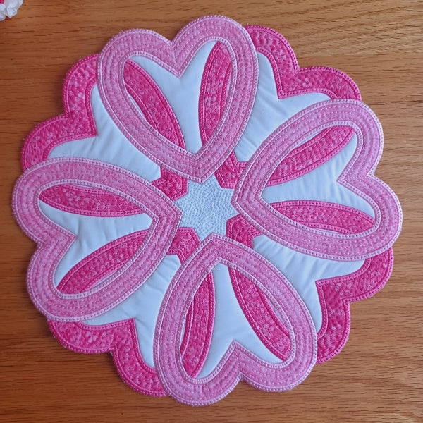 EW343 ITH Hearts Galore Table Topper