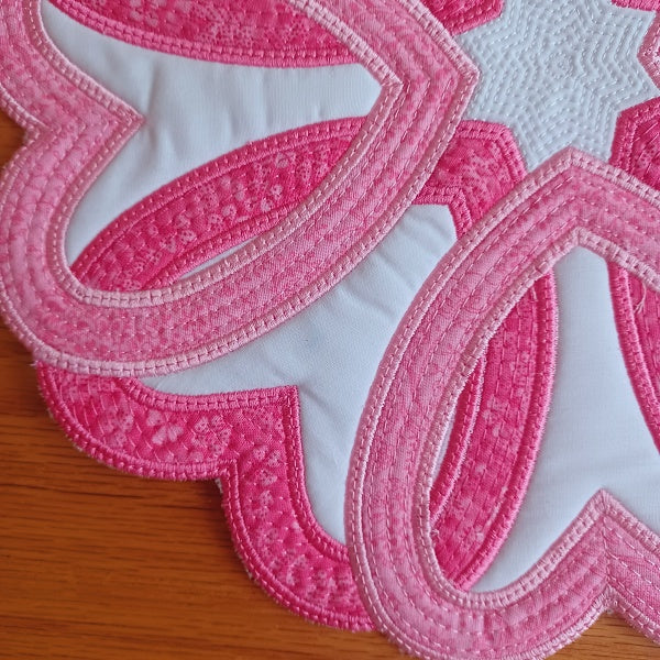EW343 ITH Hearts Galore Table Topper