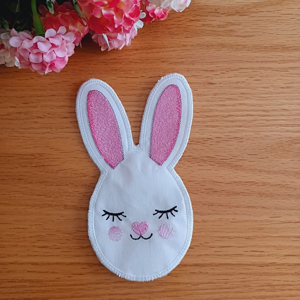 EW345 ITH Bunny Zipper Treat Pockets