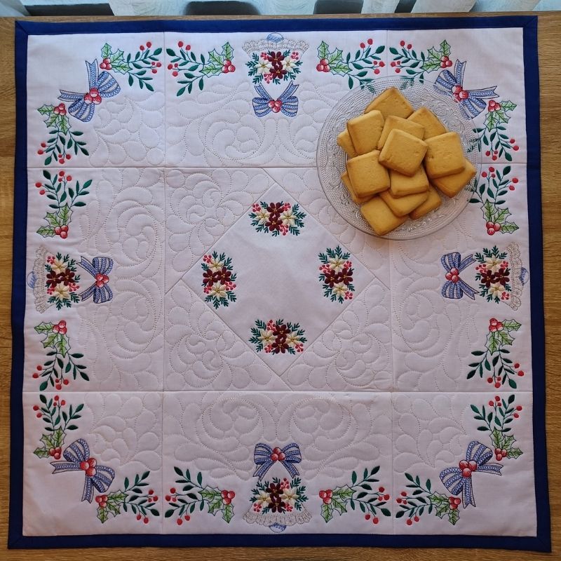 EW458 - Heirloom Christmas Table Topper Quilt