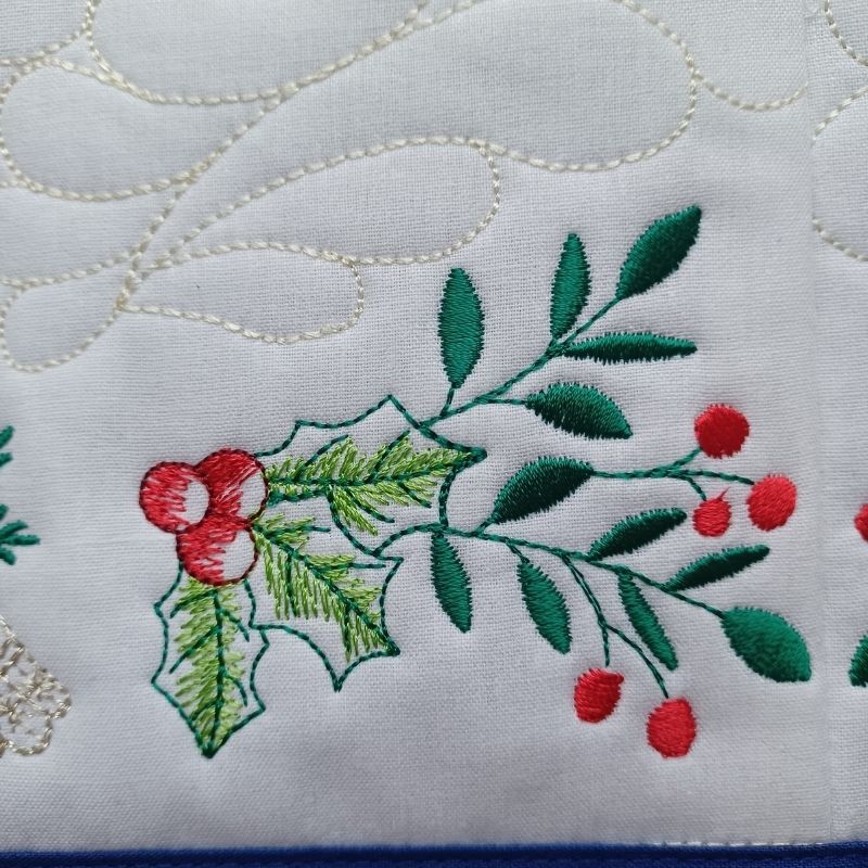 EW458 - Heirloom Christmas Table Topper Quilt