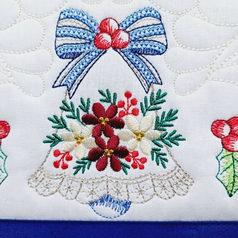EW458 - Heirloom Christmas Table Topper Quilt