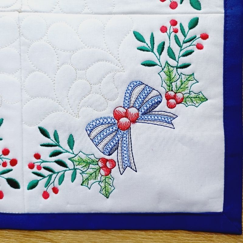 EW458 - Heirloom Christmas Table Topper Quilt