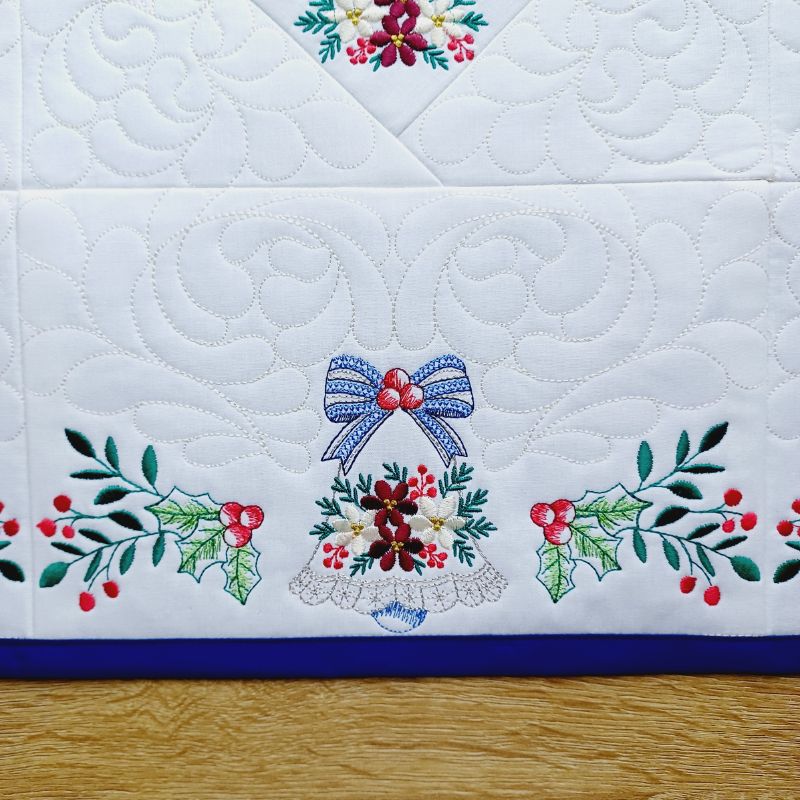 EW458 - Heirloom Christmas Table Topper Quilt