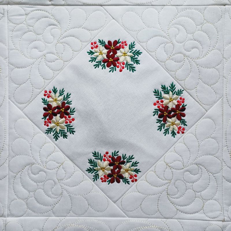 EW458 - Heirloom Christmas Table Topper Quilt
