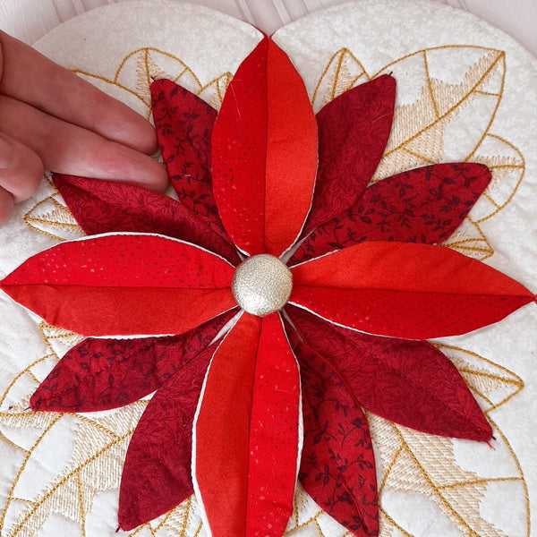 EWC156 3D ITH Poinsettia Table Topper