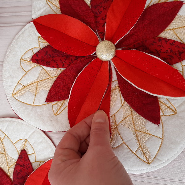 EWC156 3D ITH Poinsettia Table Topper