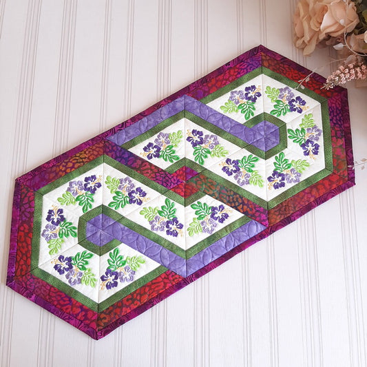 EWC158  Hibiscus Triangle Frenzy Table Runner