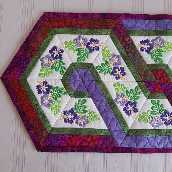 EWC158 Hibiscus Triangle Frenzy Table Runner