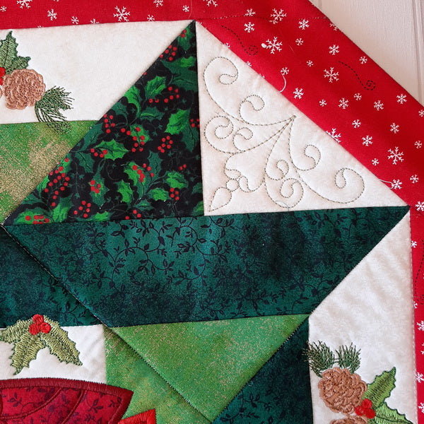 EWC192 Quilted Christmas Cardinal Table Topper
