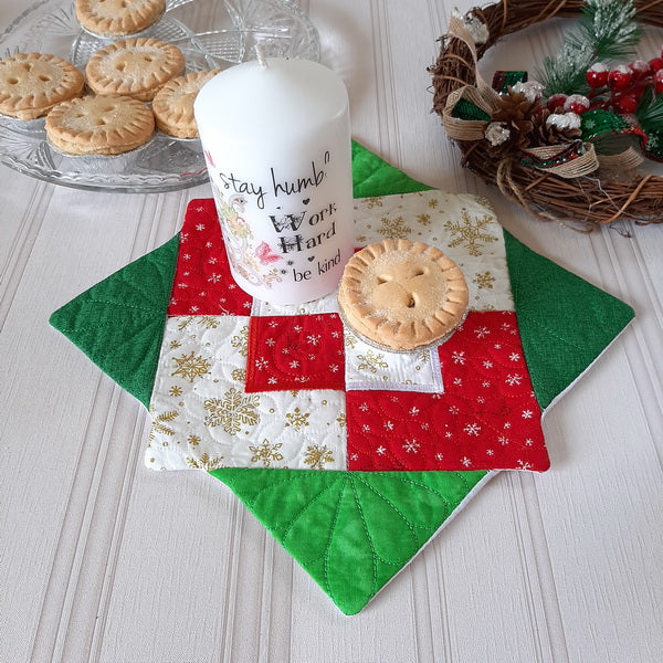 EWC200 Christmas Corners Quilted Table Topper