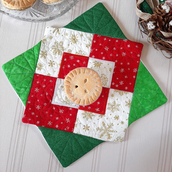 EWC200 Christmas Corners Quilted Table Topper