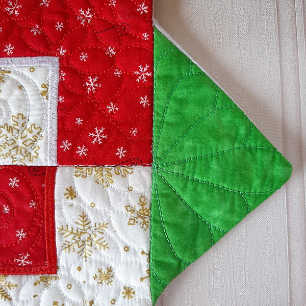 EWC200 Christmas Corners Quilted Table Topper