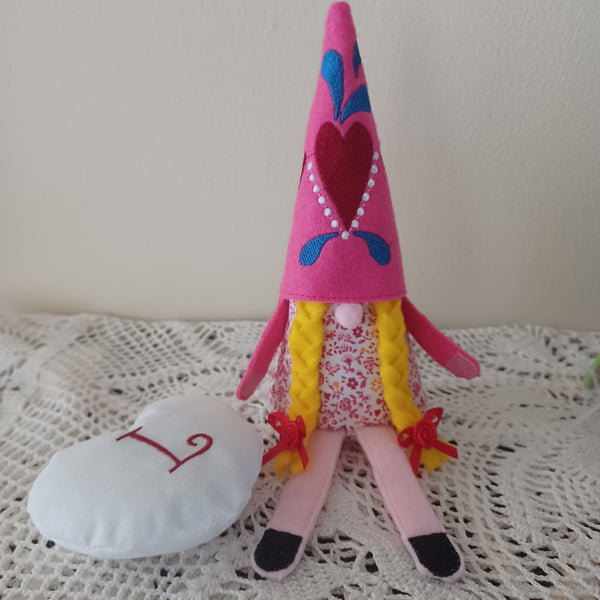 EWC202 Happy Gnomes and Heart Alpha Cushions