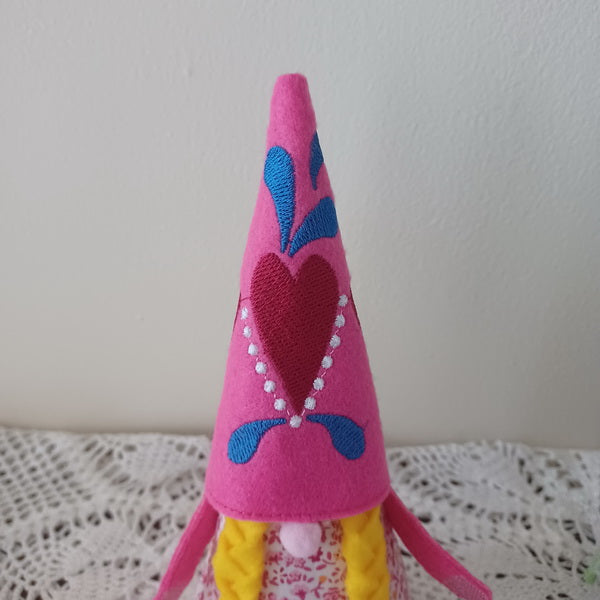EWC202 Happy Gnomes and Heart Alpha Cushions