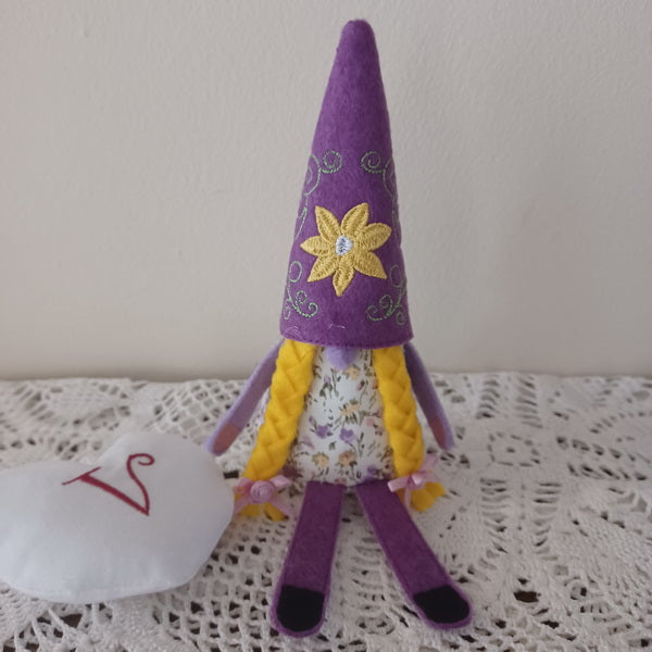 EWC202 Happy Gnomes and Heart Alpha Cushions
