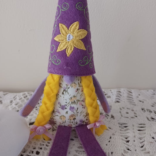 EWC202  Happy Gnomes and Heart Alpha Cushions