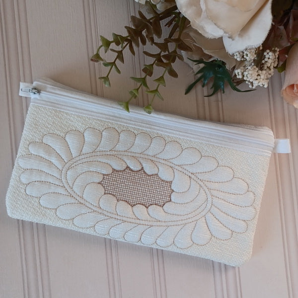 EWC205 ITH Feathers Quilted Zipper Purses