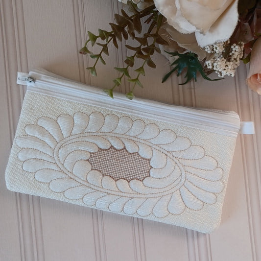 EWC205  ITH Feathers Quilted Zipper Purses