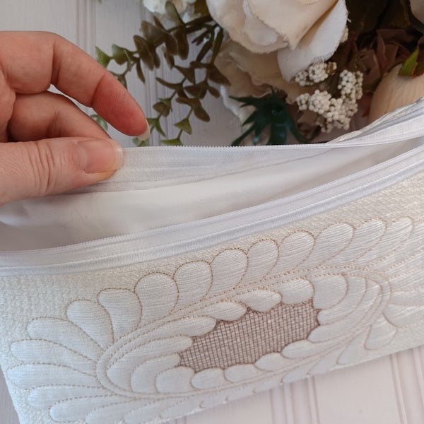 EWC205 ITH Feathers Quilted Zipper Purses