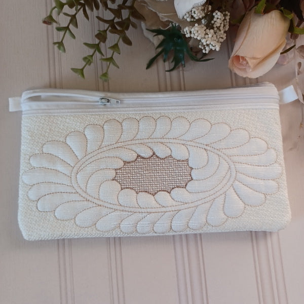 EWC205 ITH Feathers Quilted Zipper Purses