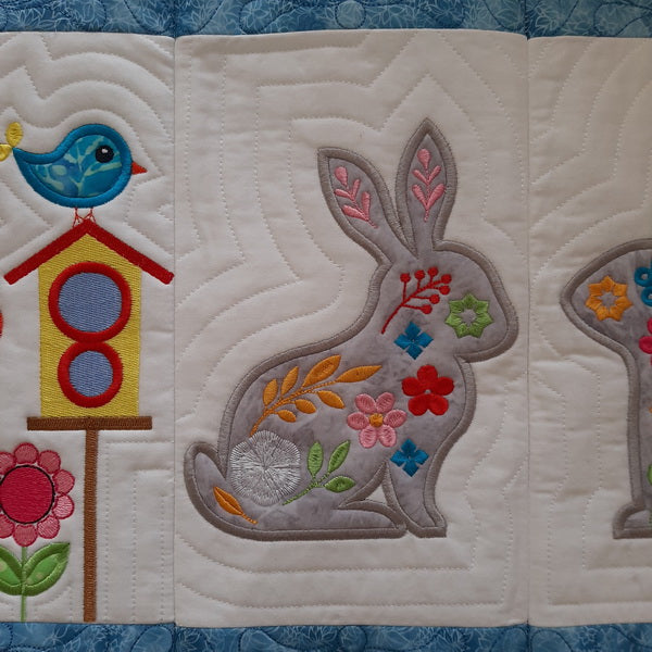 EWC207 Applique Bunny and Flower Table Topper