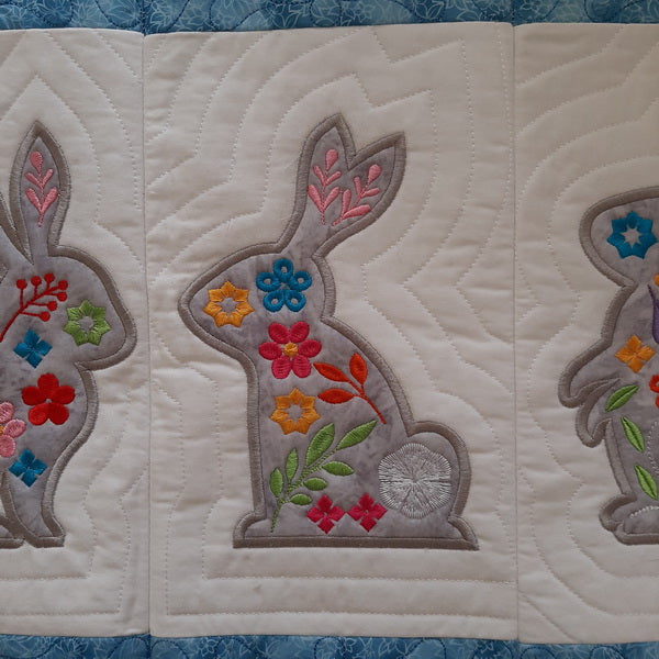 EWC207 Applique Bunny and Flower Table Topper