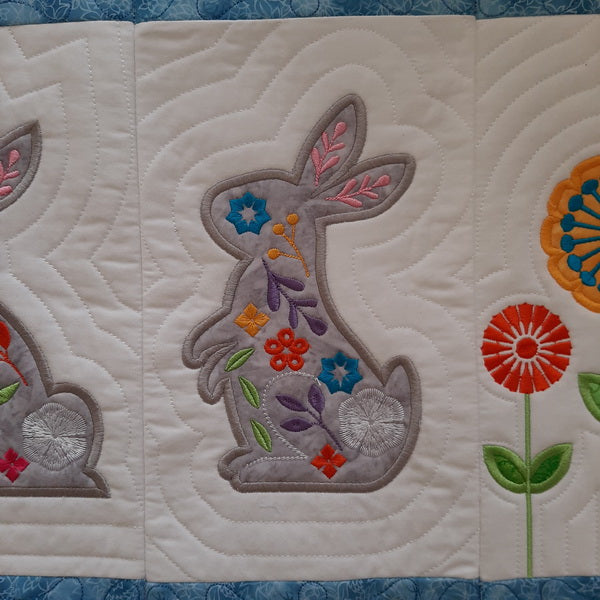 EWC207 Applique Bunny and Flower Table Topper