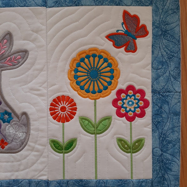 EWC207 Applique Bunny and Flower Table Topper