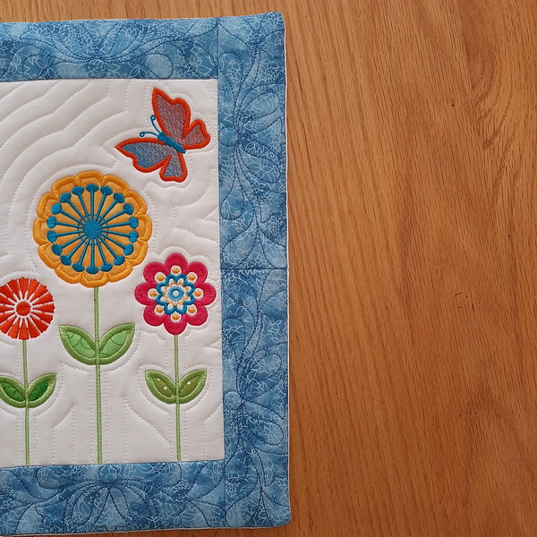 EWC207 Applique Bunny and Flower Table Topper
