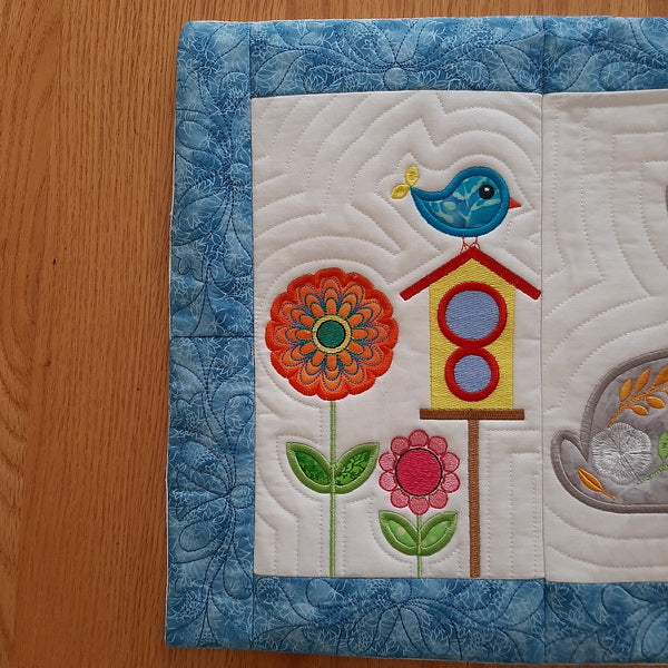 EWC207 Applique Bunny and Flower Table Topper
