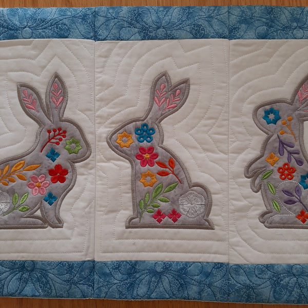 EWC207 Applique Bunny and Flower Table Topper