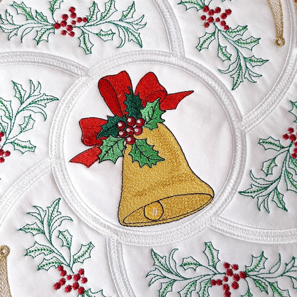 EWC220 Christmas Table Topper