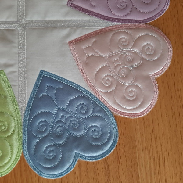 EWC232 Applique Heart Table Topper